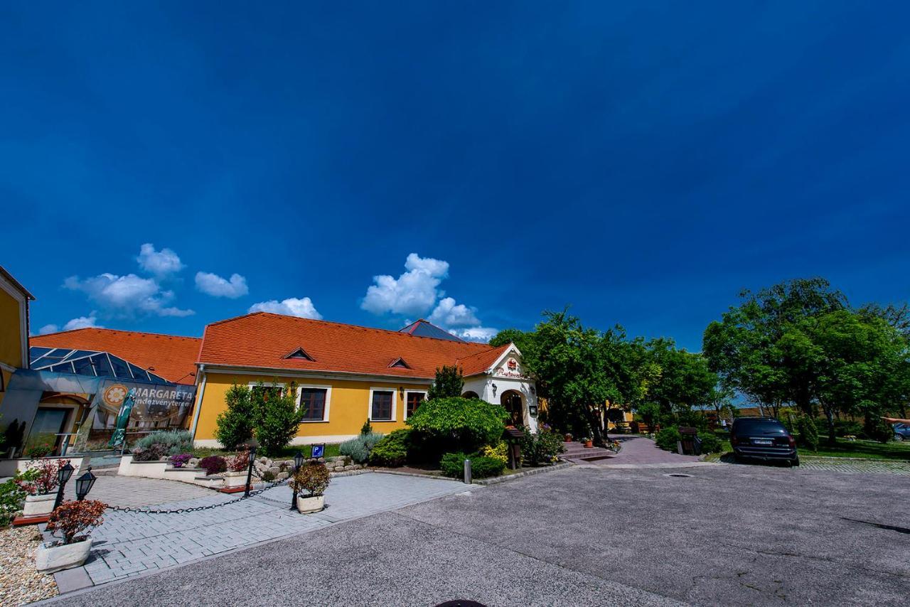Gastland M0 Hotel & Conference Center Szigetszentmiklos Exterior photo
